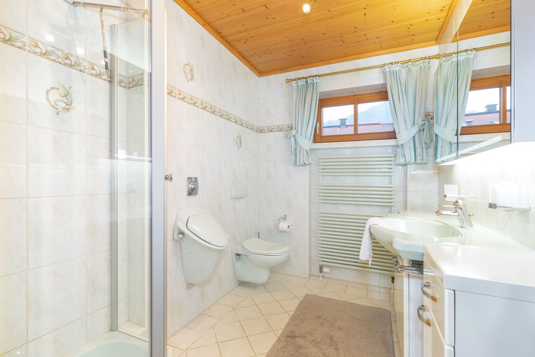 Separates Bad mit Dusche und WC