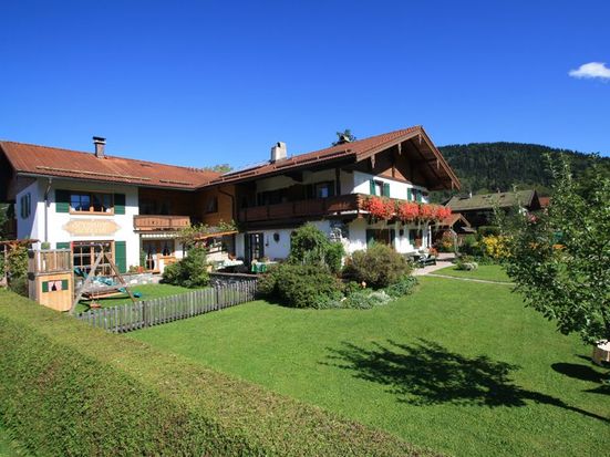 Hausansicht im Sommer