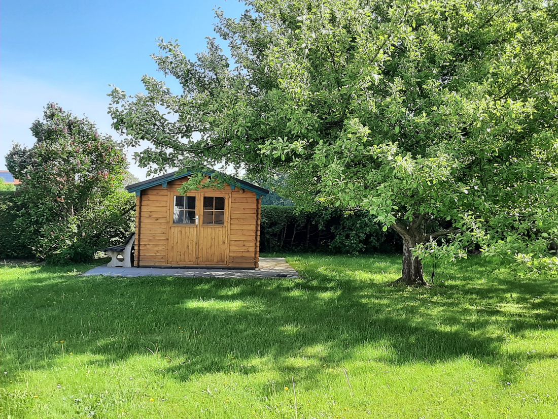 Gartenhütte im Sommer