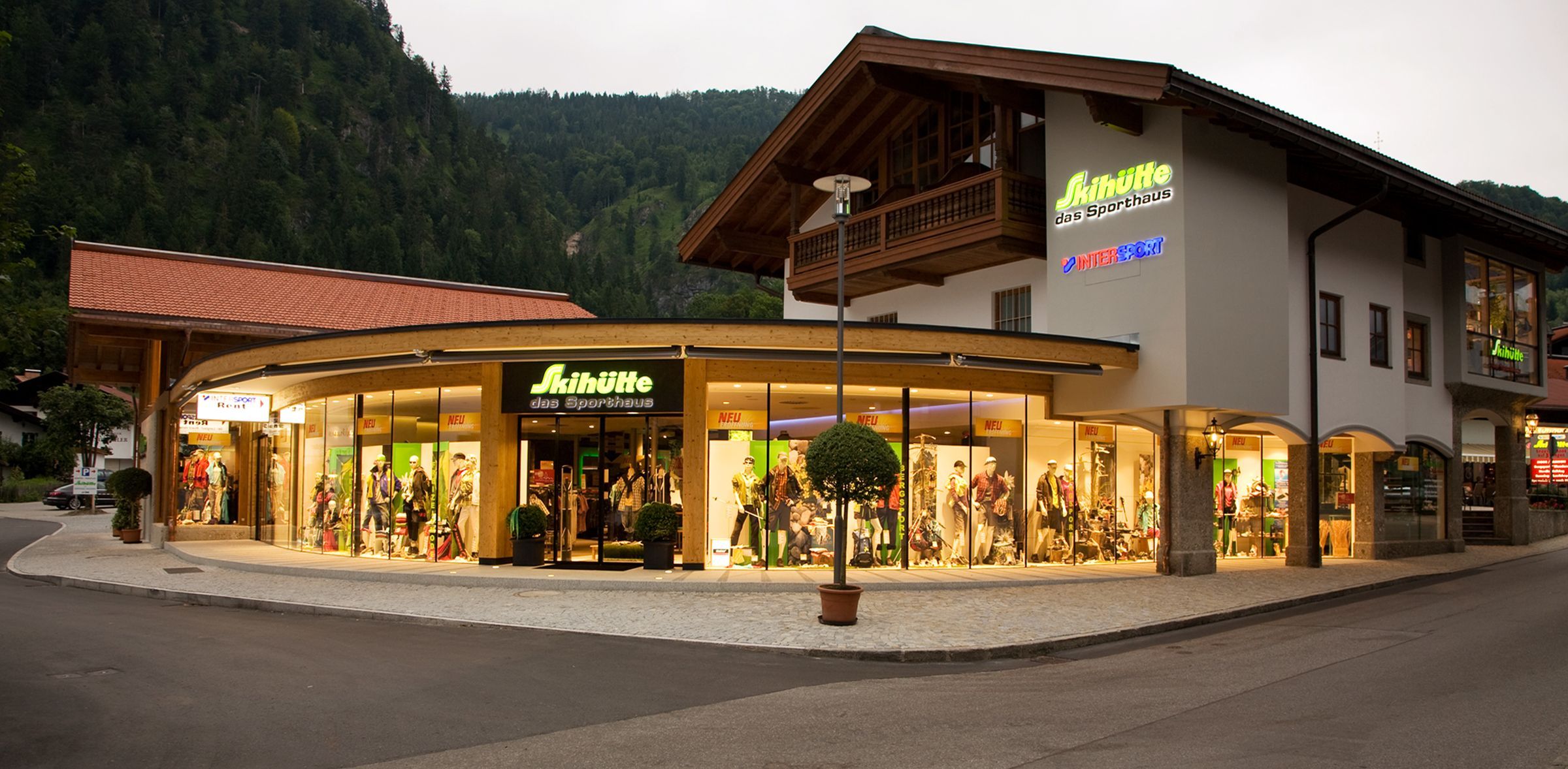 Intersport Skihütte Geschäft Aussenansicht