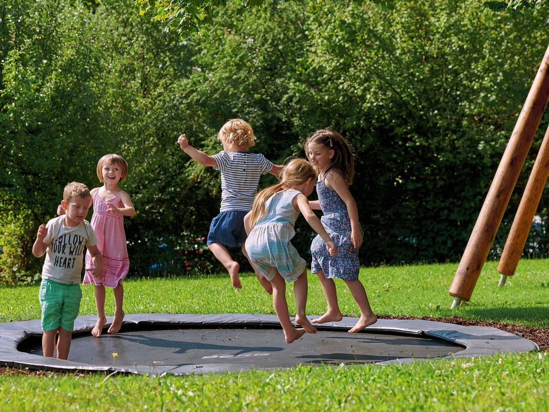 Kinder beim Trampolin