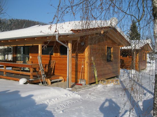 Bungalow-Aussenansicht im Winter