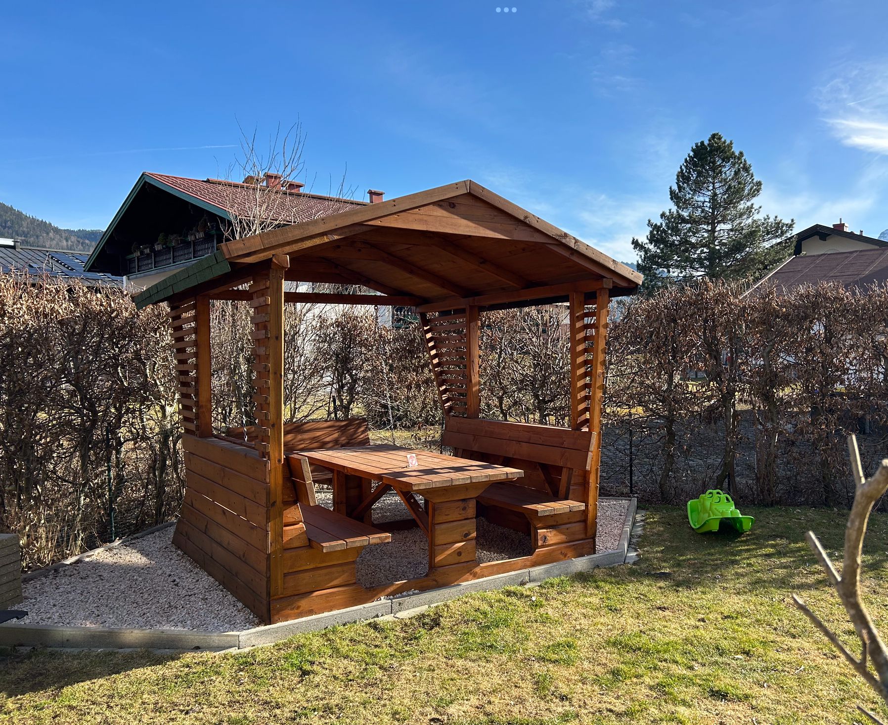 Gemeinschaftsgarten mit Hütte und Grillecke