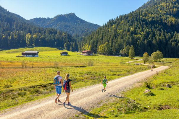 Couple with child hikes to the Röthelmoosalmen in Ruhpolding