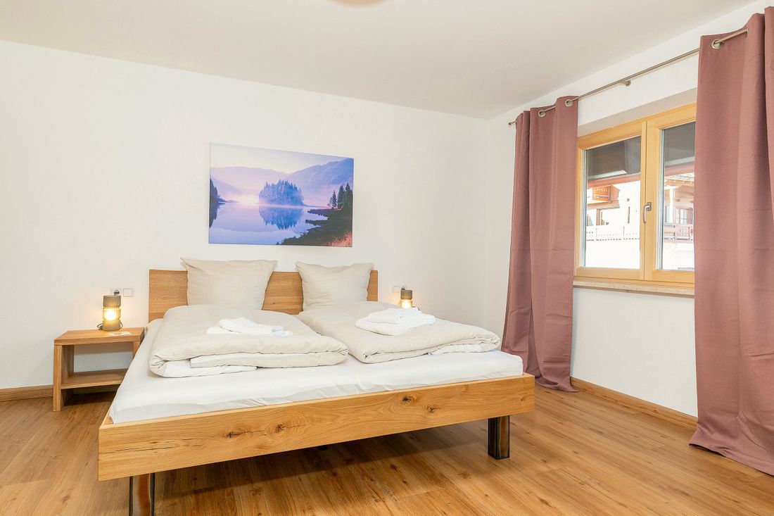 Erstes von drei Schlafzimmern. Dieses Schlafzimmer hat ein eigenes Bad (Bad en suite).