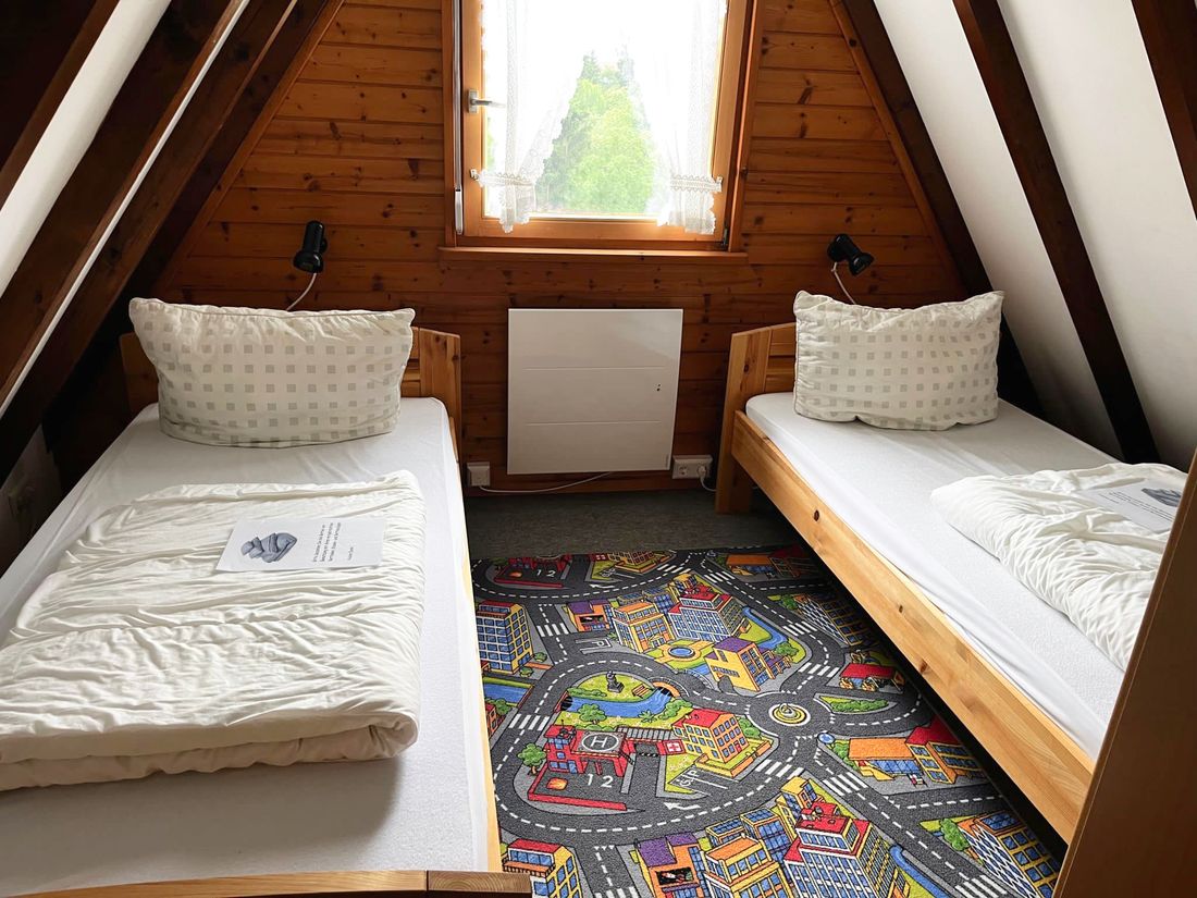 Schlafzimmer re - www.ferienhaus-bayern.com