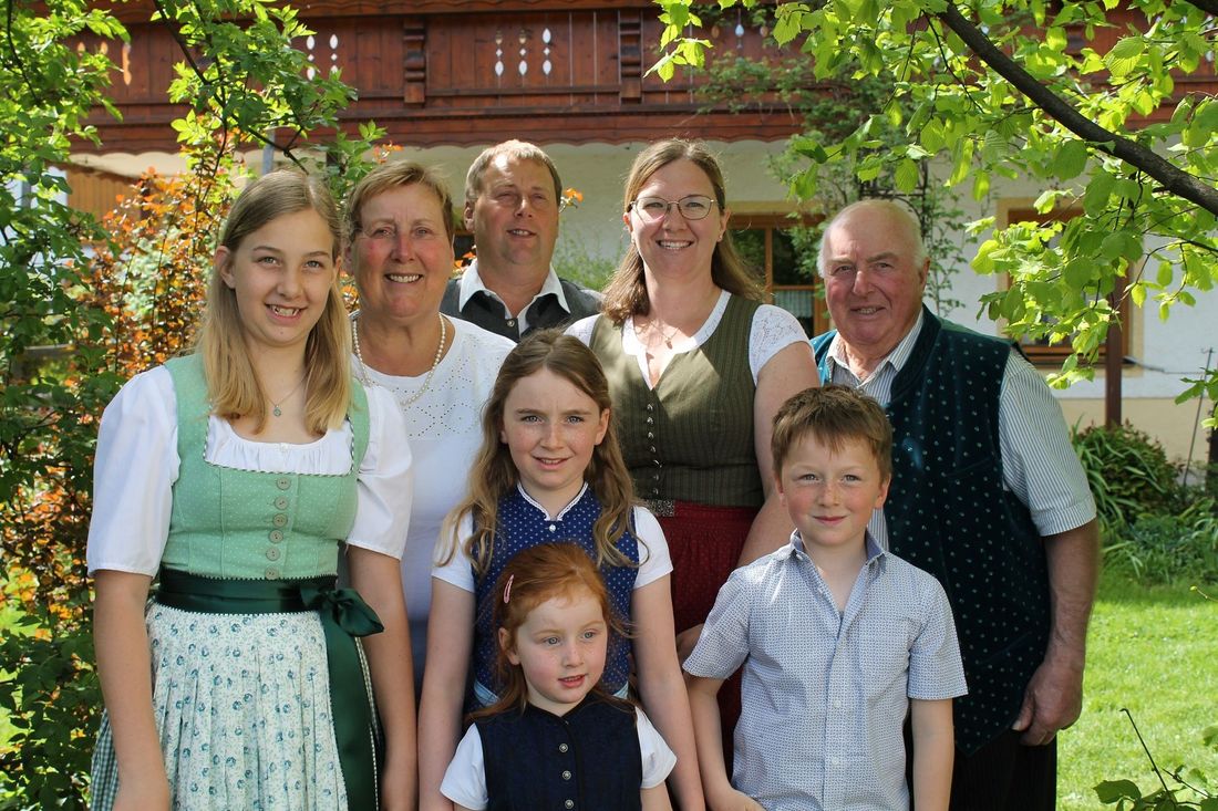Fam Stockhammer Oma Annelies Opa Hans Bäuerin Nicole Bauer Bernhard mit Anna,Christina,Michael und Maria