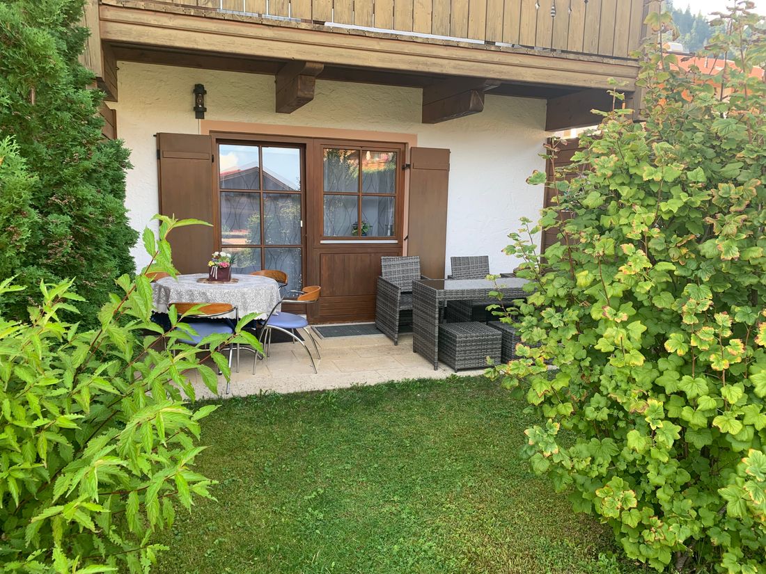 überdachte Terrasse mit Liegewiese