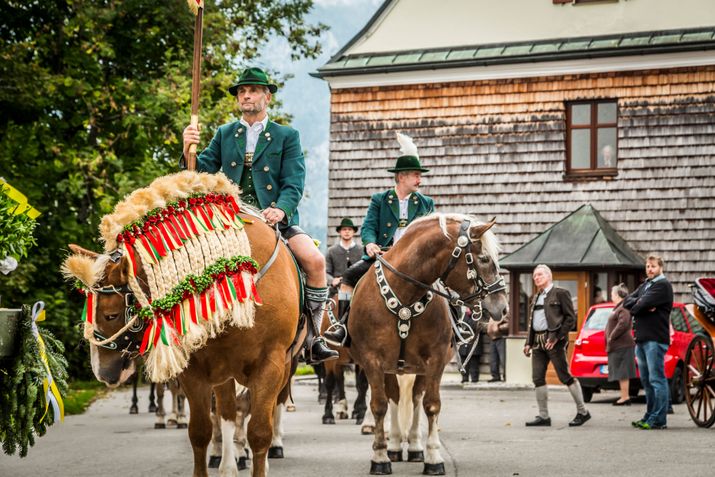 Parade on decorated horses through Inzell