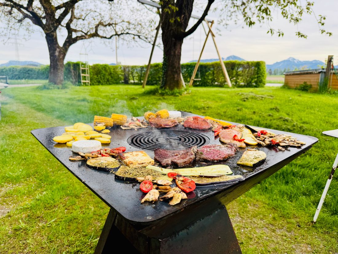 Grillen am Abend bei Sonnenuntergang