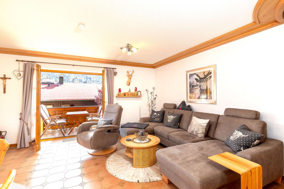 Komfortable Couchgarnitur mit Balkon