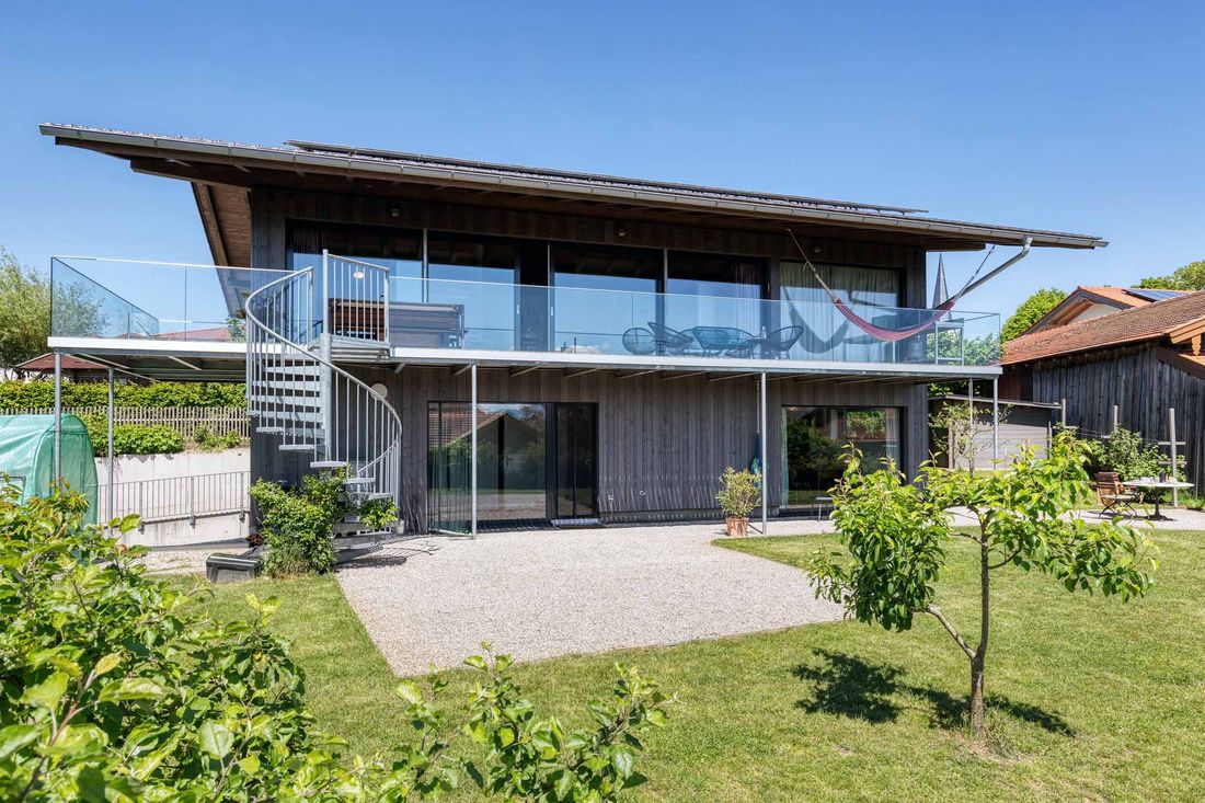 "Aussenansicht der modernen Ferienwohnung Lieblingseck, Terrasse, Garten und Seeblick."
