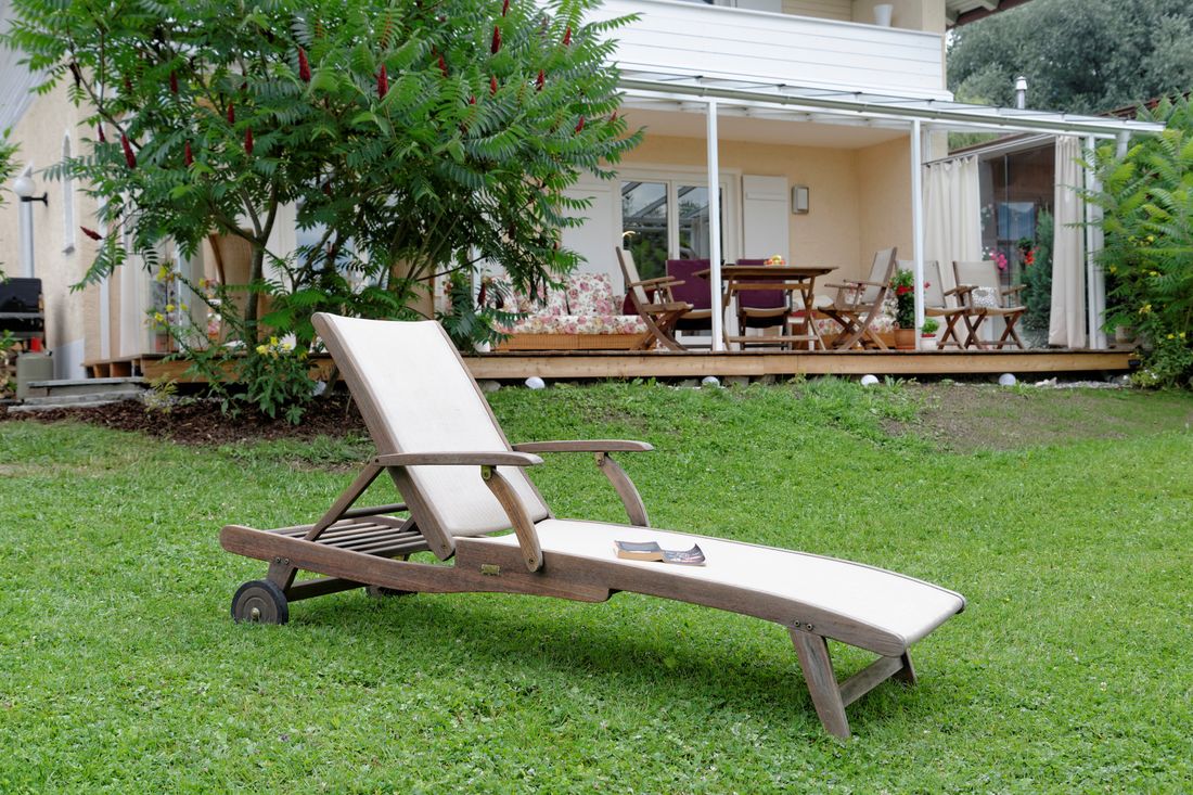 Blick vom Garten auf den Wintergarten/Terrasse