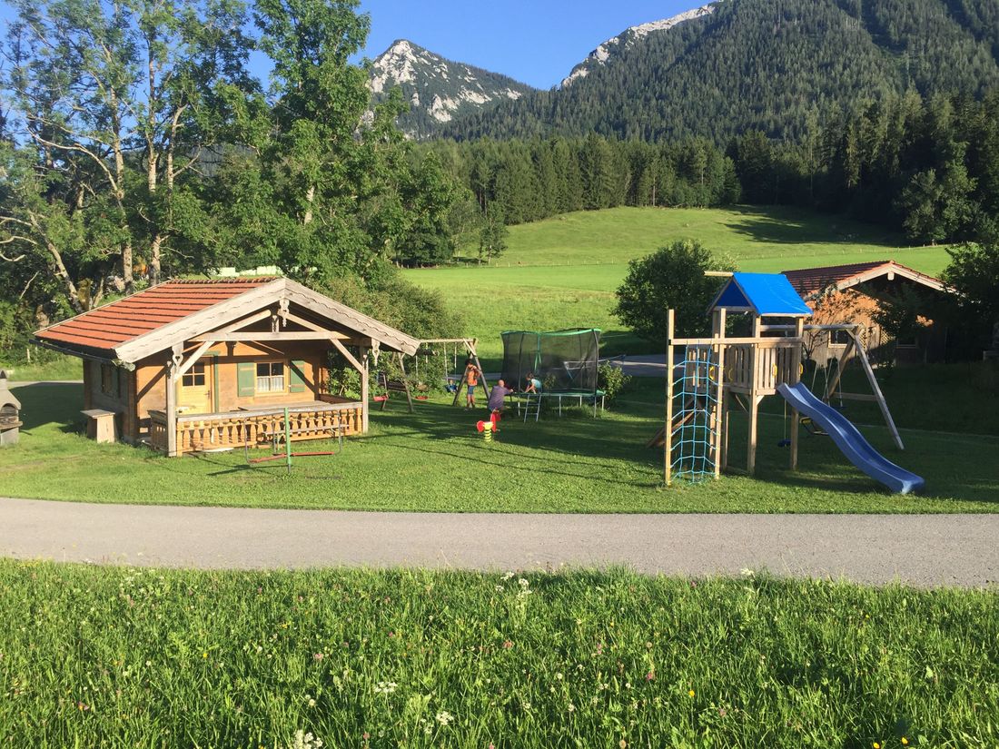 Unser Spielplatz mit Grillhütte