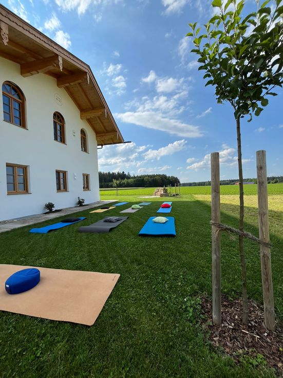 Yoga beim Esterer Hof draußen