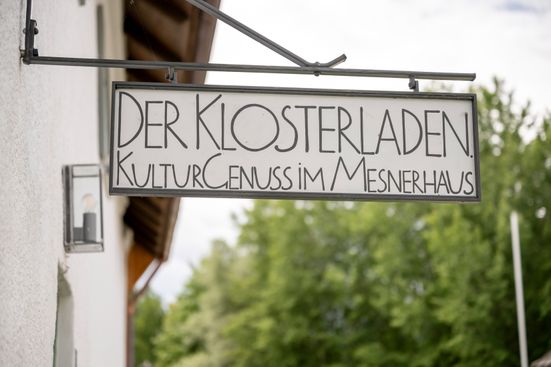 Eingangsschild der Klosterladen Kulturgenuss im Mesnerhaus von Kloster Seeon