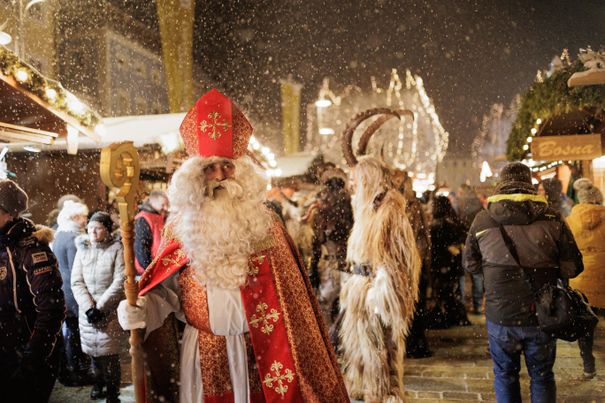 Nikolas am Weihnachtsmarkt