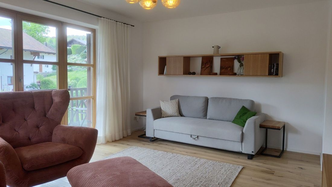 Wohnzimmer mit Schlafcouch.