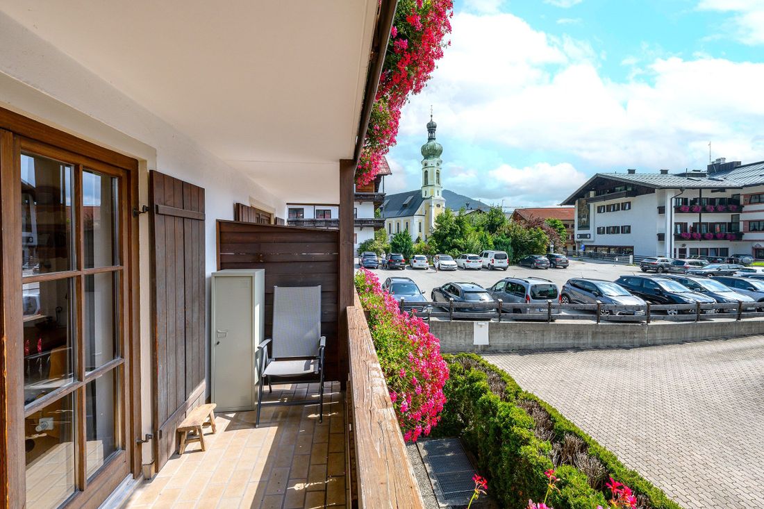 Balkon mit Blick zur Kirche