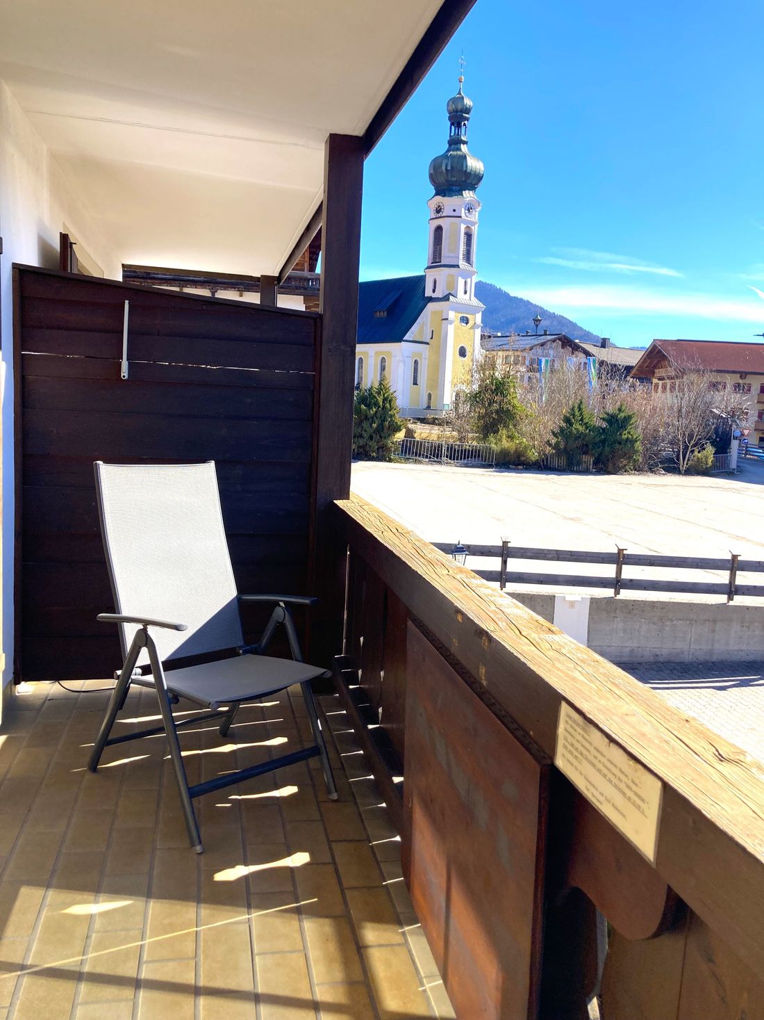Balkon mit Blick zur Kirche