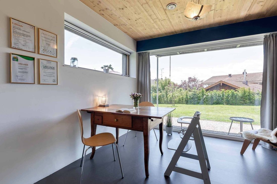 Wohnbereich mit Küche der 5-Sterne-Ferienwohnung Lieblingseck in Gstadt am Chiemsee.