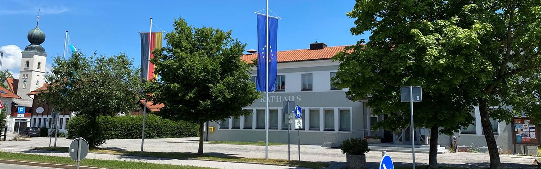 Bild des Rathauses der Gemeinde Tacherting