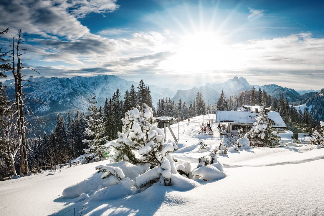 Blick auf den Sessellift und die Unternberghütte