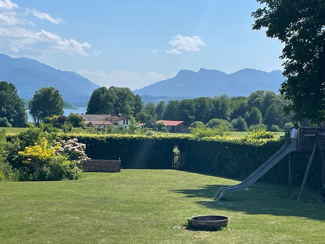 Garten mit Blick über See in die Berge