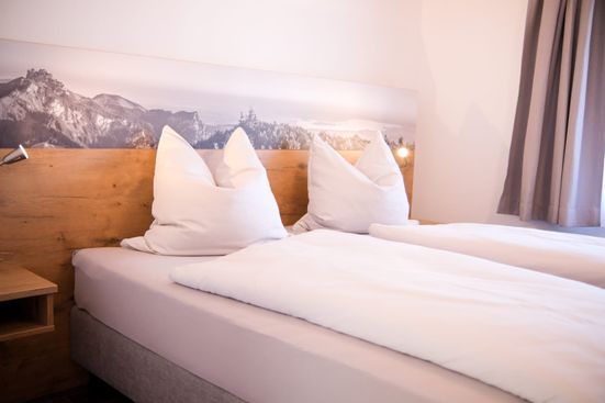 Blick Türe ins Schlafzimmer