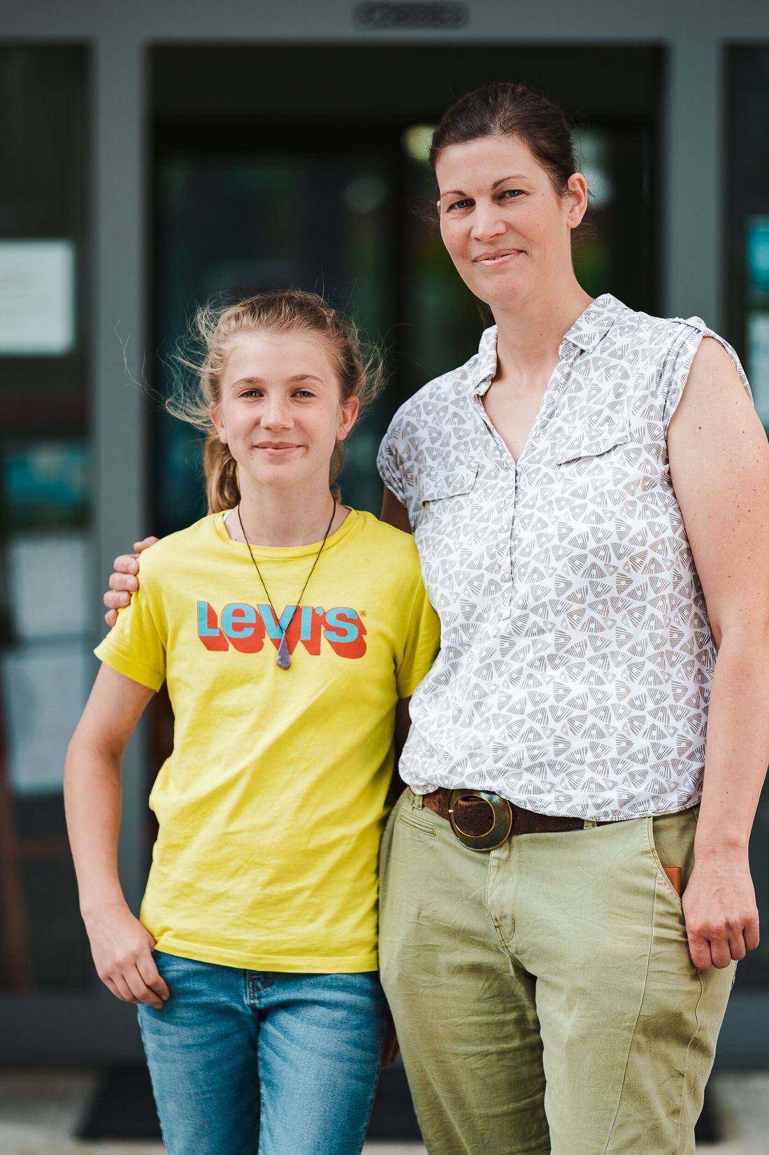 Mutter und Tochter vor dem Römermuseum Grabenstätt
