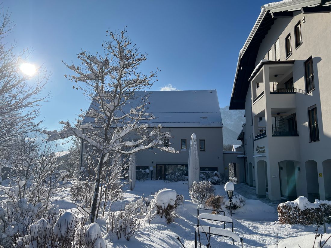 Blick auf das Haus und den Dorfplatz mit Bäcker