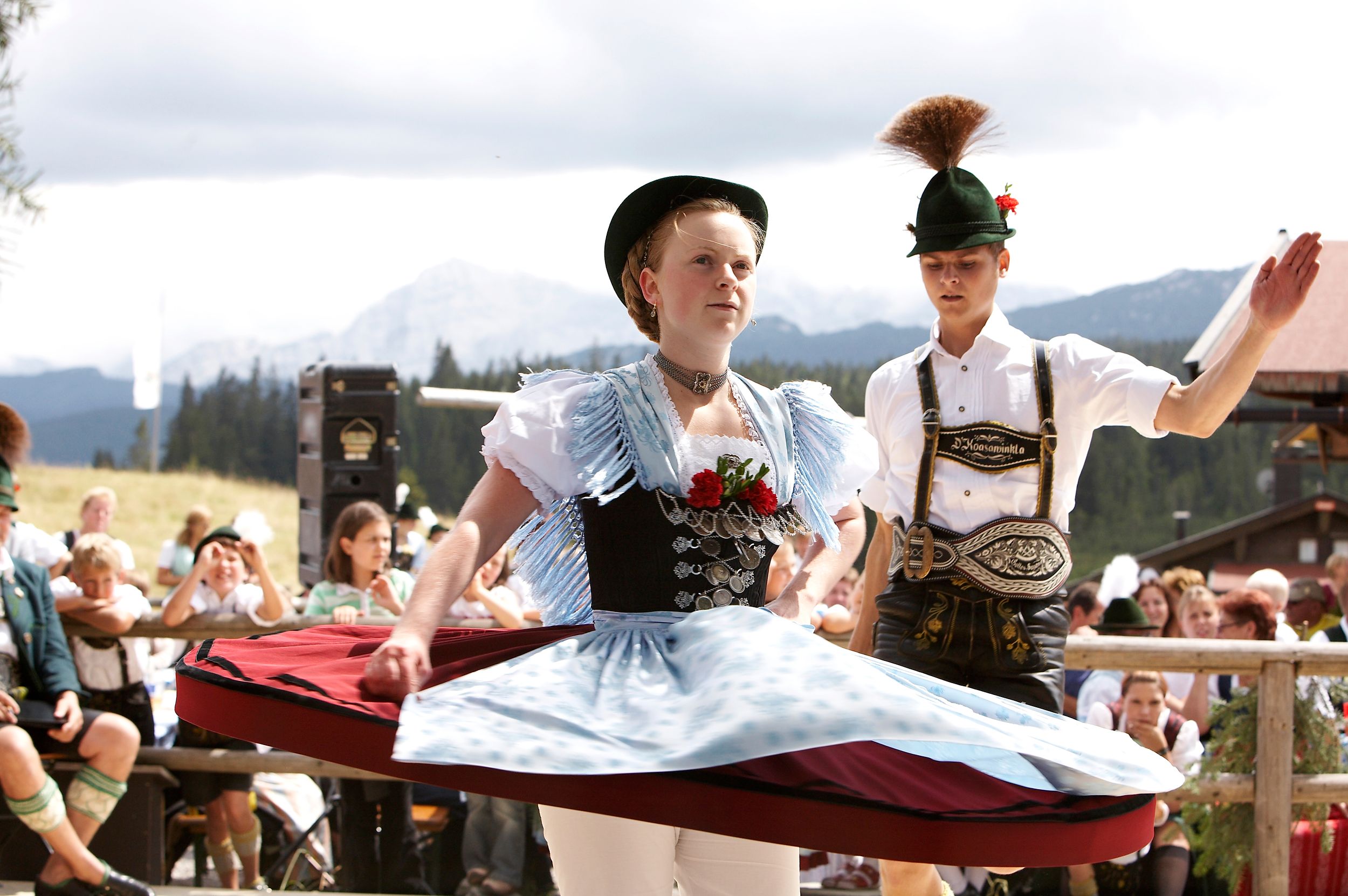 Trachtler beim Dirndl drahn
