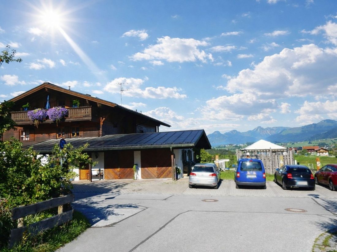 Parkplätze mit E-Ladestation am "Gästehaus Schönfeld" im Sommer...