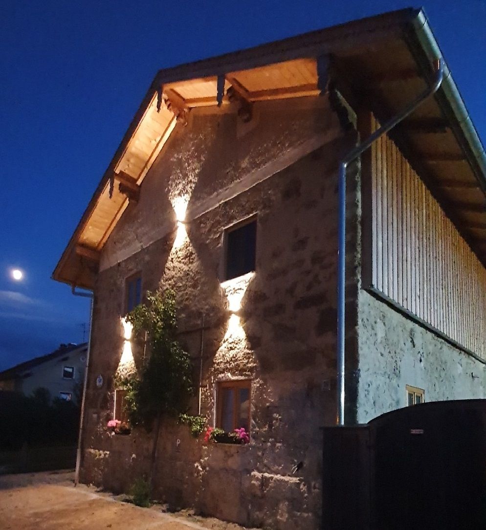 Ferienwohnungen außen Abends