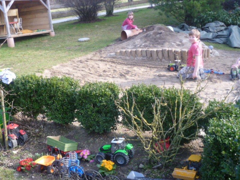 Kinder im Sandkasten