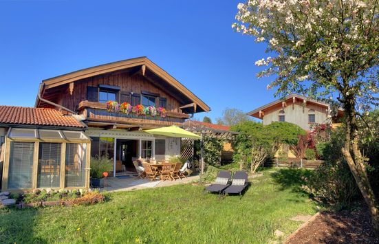Blick auf's Haus mit Terrasse und Garten
