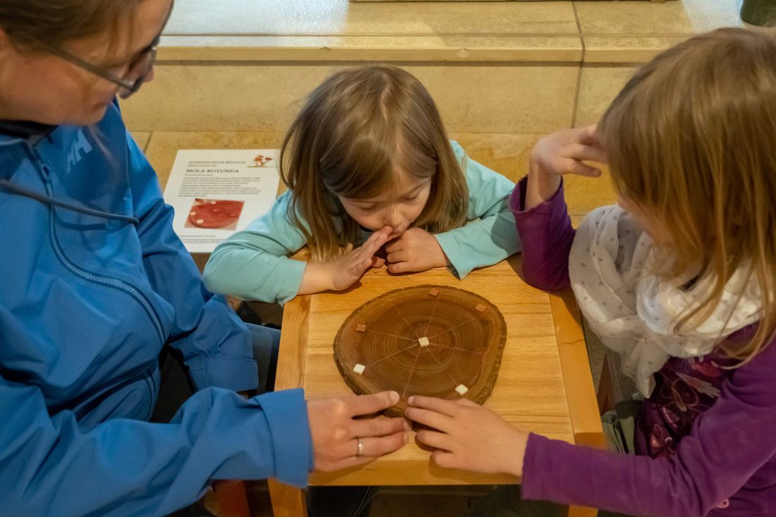 Familie spielt ein antikes römisches Spiel