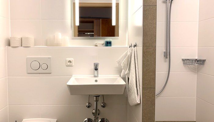 Modernes Badezimmer mit Dusche