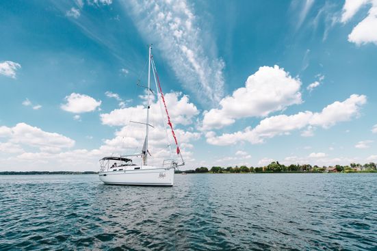 Segelboot auf dem Chiemsee mit Blick Richtung Seebruck