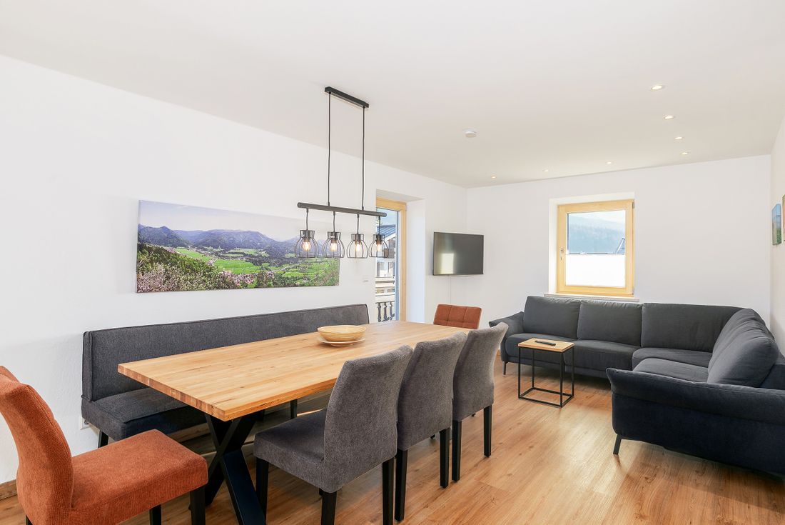 Wohnzimmer mit Balkon und Bergblick