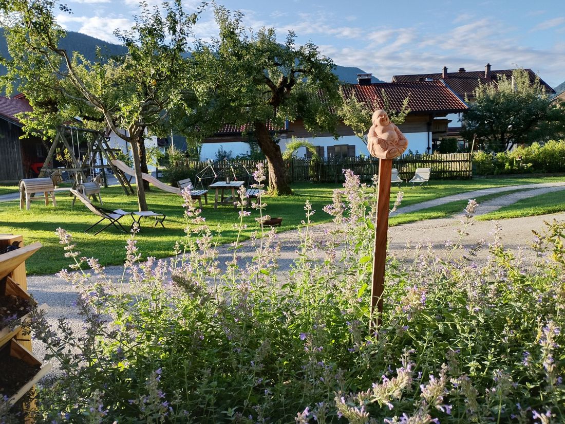 Großer Garten mit Sitz- und Spielmöglichkeit