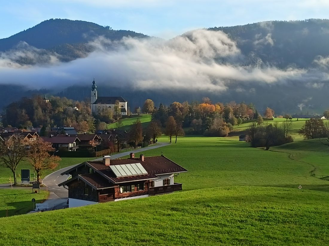 Unser Blick auf die Kirche im Herbst