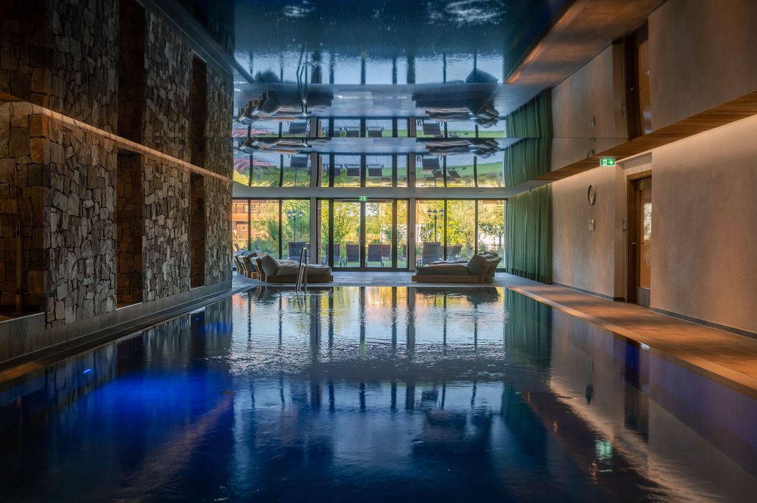 Der 16m lange Indoorpool auf Gut Steinbach