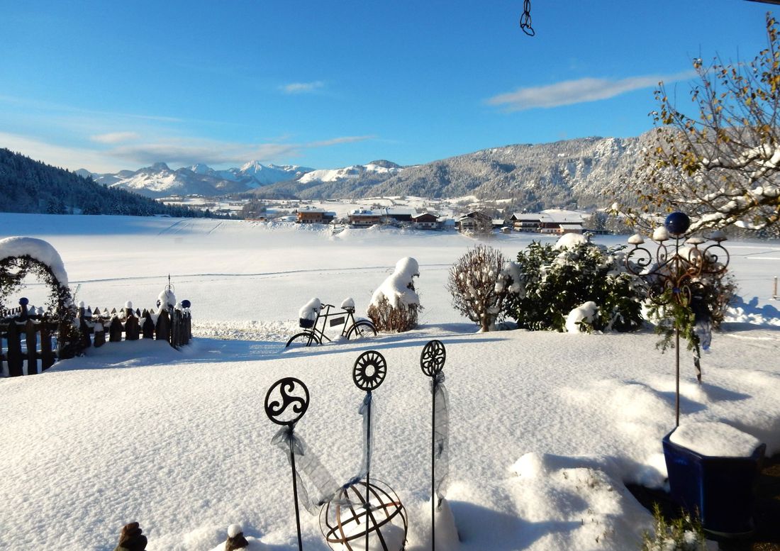 Der traumhafte Ausblick von den Ferienwohnungen im Gästehaus Schönfeld im Winter...