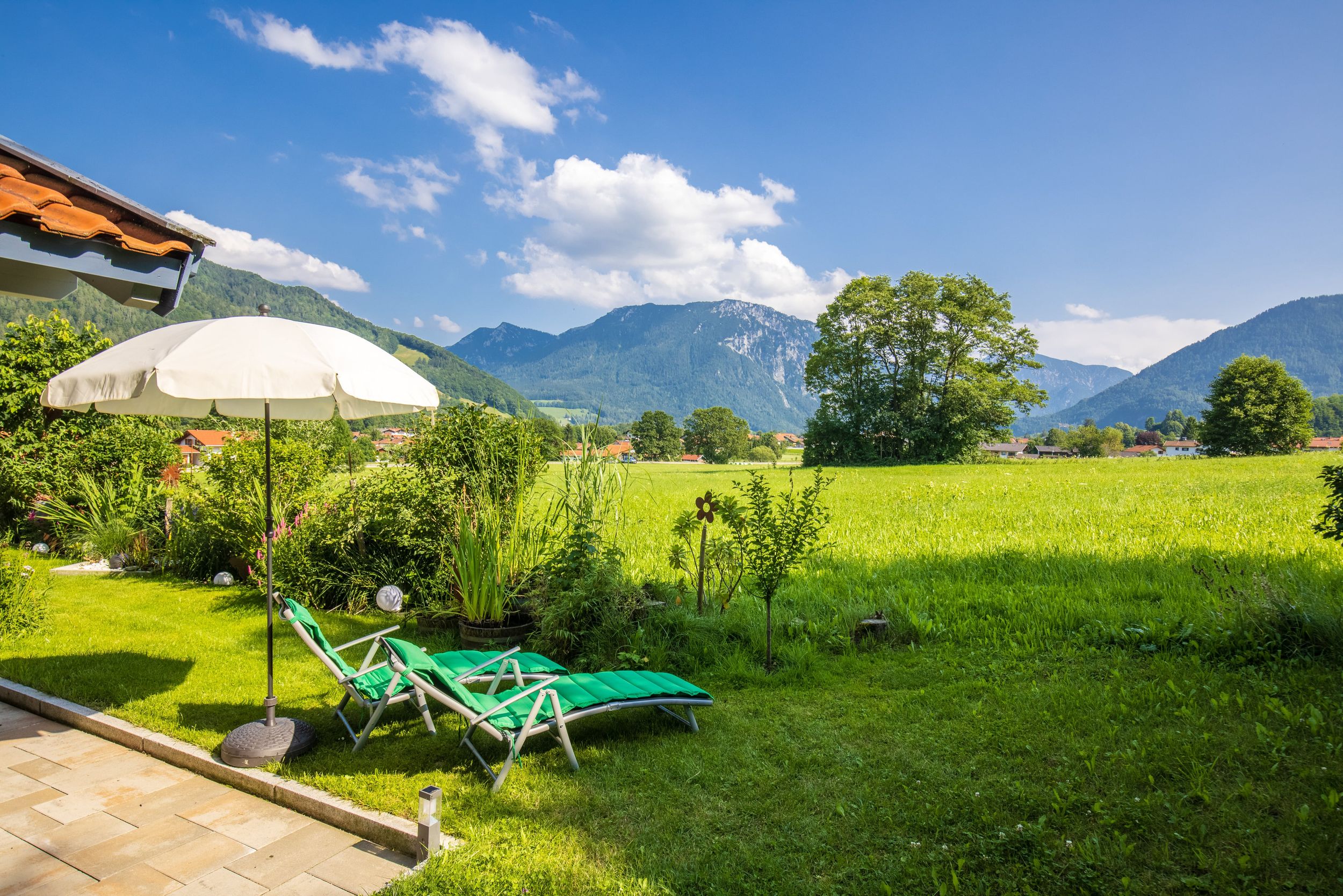 Sonnenliegen im Garten