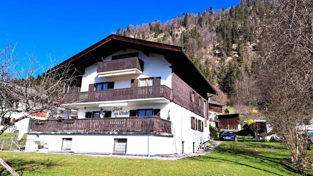 Das Haus mit Walmberg im Hintergrund