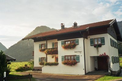 Hausansicht im Sommer