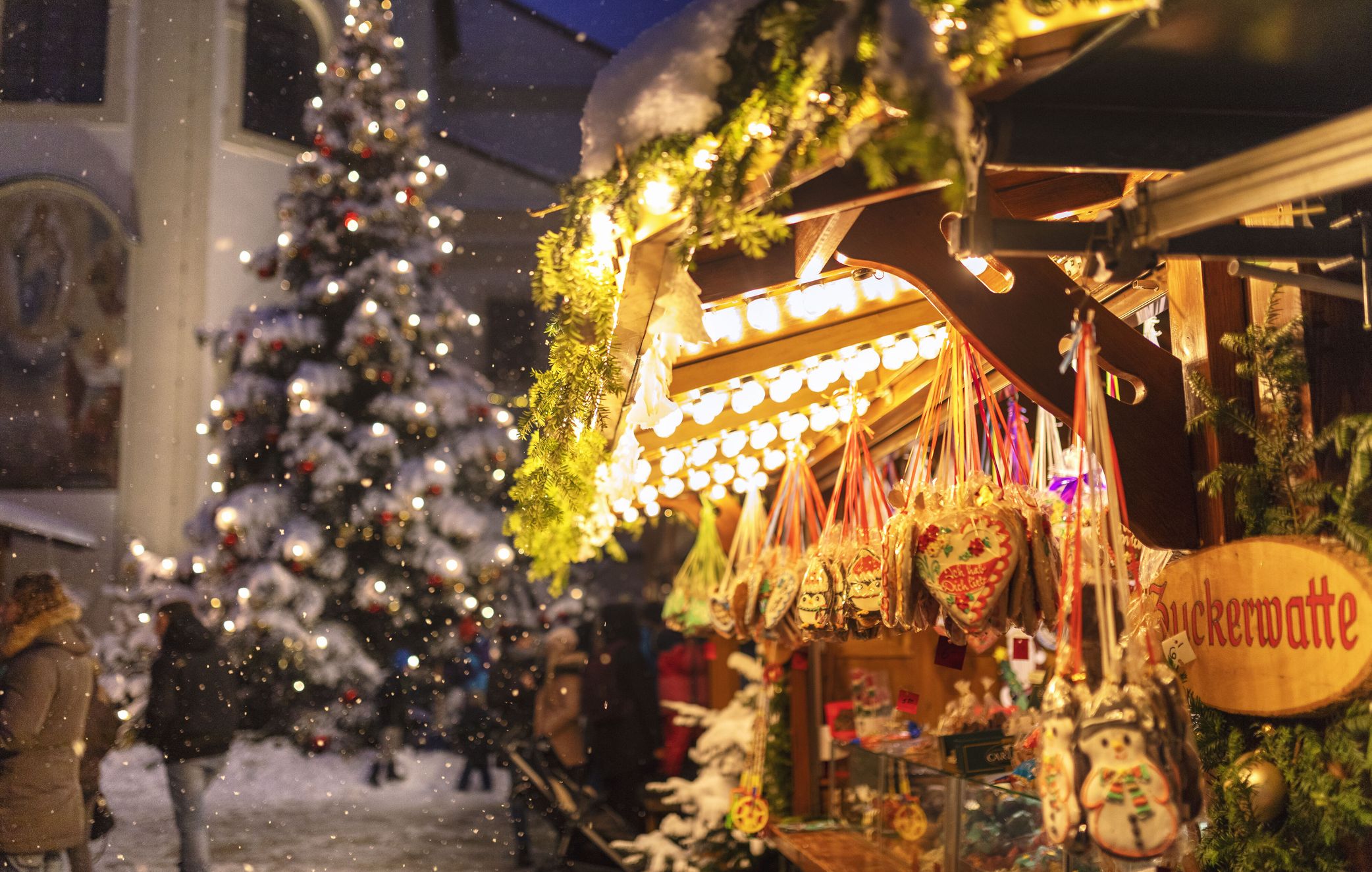 Gingerbread stand in the evening at the Traunstein Christmas market