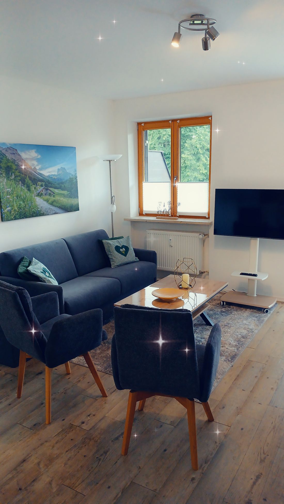 Wohnzimmer mit Balkon und Bergblick