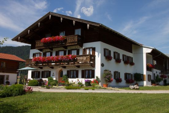 Hausansicht im Sommer